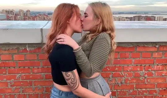 Tattooed lesbian and her girlfriend staged Russian porn on the roof of the house